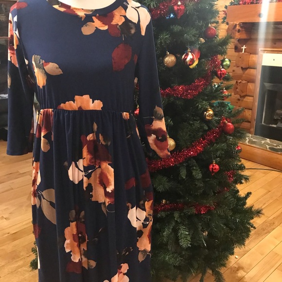 Curvy Navy Floral Dress 👗 - Picture 2 of 2